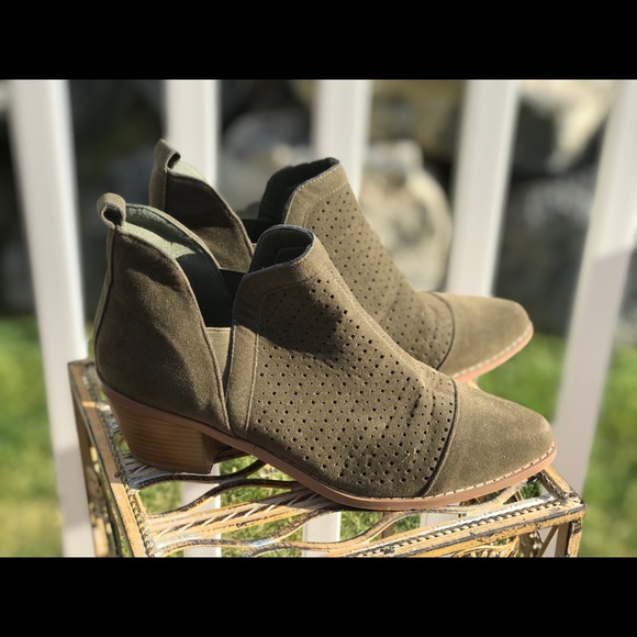 Yoki Shoes - ⚡️Preloved Olive Size 9 booties⚡️